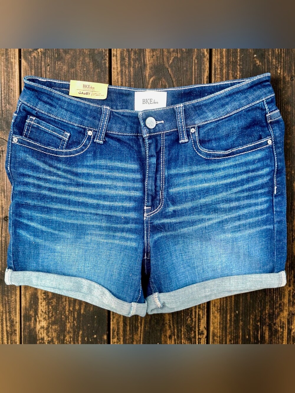 NWT BKE Gabby Curvy Fit Original Rise Cuffed Denim Shorts - Size 28
